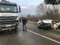 Otomobil İle Beton Mikseri Kafa Kafaya Çarpıştı: 4 Yaralı