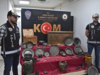 İzmir’de Piyasa Değeri 15 Milyon Lira Olan Tarihi Eserler Ele Geçirildi