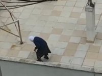 Antalya’da Yaşlı Kadın Dışarı Çıkamayınca Çatıya Çıktı