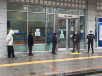 Rize Emniyeti’nden Banka ve ATM Önlerinde Sosyal Mesafe Önlemi