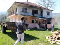 Öğrencileri İçin Evde Ödev Hazırlayıp Kapı Kapı Dağıtıyor