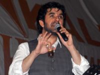 Serdar Tuncer’in Çay Tadındaki Şiir Dinletisi Mest Etti