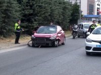 Kaçan Şüpheliler Polis Aracı İle Çarpıştı