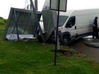 Arnavutköy’de Kaza: Önce Otomobile Ardından Billboarda Çarptı