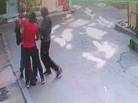 Beyoğlu’nda Bayram Sabahı Yaşlı Adamın Gasp Edildiği Anlar Kameraya Yansıdı