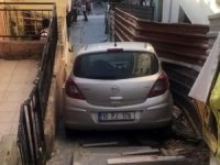 El Freni Çekilmeyen Otomobil Merdivenlere Uçtu, Faciadan Dönüldü