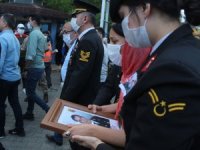 Şehit Eşinin Fotoğrafını Bir An Olsun Elinden Bırakmadı