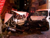 Hafif ticari araç park halindeki otomobile çarptı: 3 yaralı