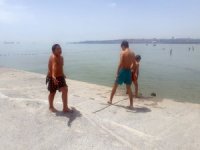Vatandaşlar Menekşe Sahili’nde Denize Girdi