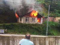 Rize’de 1 Ev Yanarak Kullanılmaz Hale Geldi