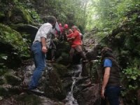 Uçuruma Yuvarlanan Görevli 3 Km Taşınarak Çıkartıldı
