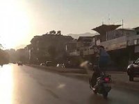 Seyir Halindeki Motosikletin Üzerinde Ayağa Kalkıp Ölüme Meydan Okudu