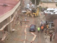 Rize'de İş Makinesinin Çarptığı İnşaat İskelesi Otomobilin Üzerine Devrildi