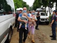 Ağaran Şelesi’nde Mahsur Kalan 3’ü Bebek 49 Kişi Kurtarıldı