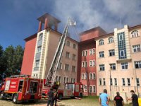 Rize'de Bir Okulun Çatısında Yangın Çıktı
