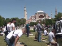 Vatandaşlar Cuma Namazı İçin Ayasofya’ya Akın Etti