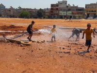 Sıcaktan Bunalan Çocuklar Çamurda Halay Çekip Hortumla Serinledi