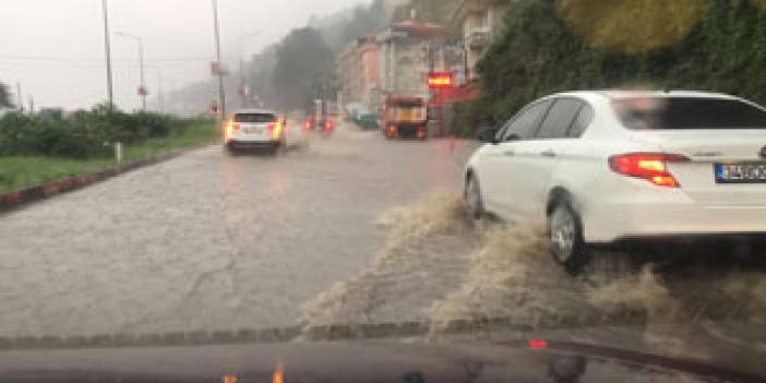 Rize’de Şiddetli Yağış Yolları Göle Döndürdü