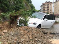 Rize'de Yağmurla Kayan Toprağın Altına Aldığı Otomobildeki 4 Kişi Kurtarıldı