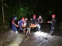 Rize’de Taşan Dere Suları Nedeniyle Evlerinde Mahsur Kalan 3’ü Çocuk 7 Kişilik Aileyi Afad Ekipleri Kurtardı