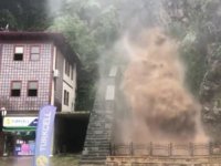 Çamlıhemşin'deki Şelale Yine Coştu
