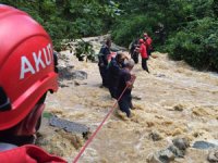 Çay Toplamak İsterken Mahsur Kalan 7 Kişi Akut Ekipleri Tarafından Kurtarıldı