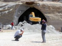 Göçük Altındaki Hayvanlarının Kurtarılmalarını Gözyaşları İçinde İzlediler