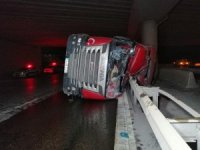 Şile Otoyolunda Hafriyat Yüklü Kamyon Yan Yattı