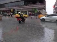 Kayganlaşan Yolda Kuryenin Motorunun Devrildiği An Kamerada