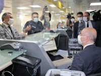 Bakan Karaismailoğlu, Gişede Vatandaşların İşlemlerini Yaptı