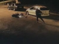 İzmir’de Park Halindeki Araca Çarpan Motosiklet Sürücüsünün Kaçtığı Anlar Kamerada