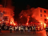 Fenerbahçeli Futbolcular Galibiyeti Taraftarıyla Kutladı
