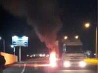 Erzincan’da Hareket Halindeki Tırın Lastikleri Yandı