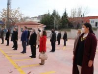Öğrencisiz Okullarda İstiklal Marşı’nı Öğretmenler Okudu