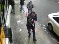 Şişli’de Bir Kişinin Başına Buz Sarkıtı Düştüğü An Kamerada