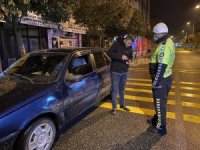 Geri Manevra Yaparak Kaçmaya Çalışan Ehliyetsiz Sürücü Polise Yakalandı