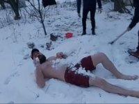 Eksi 15 Derece Soğukta İlginç Bir Şova İmza Attı