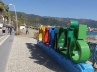 Marmaris’te Sıcak Havayı Gören Sahile İndi