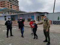 Rize’de Kısıtlamaya Uymayan Çocuklar Polisi Duyunca Ne Yapacağını Şaşırdı