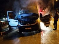 Elazığ’da Seyir Halindeki Minibüs Yandı