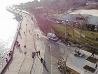Caddebostan’da Kalabalık Havadan Görüntülenirken Bir Kişinin Gaz Maskesi İle Dolaşması Dikkat Çekti