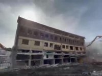 Rize'de Yıkımına Başlanan Bina Bir Anda Yerle Bir Oldu