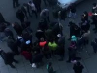 Sinir Krizi Geçiren Eli Bıçaklı Genç Çevredekilere Korku Dolu Anlar Yaşattı