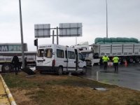 Tarım İşçilerini Taşıyan Minibüs İle Tır Çarpıştı: 8 Yaralı