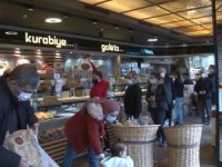 Ramazan’ın İlk İftarı İçin Metrelerce Pide Kuyruğu Oluştu