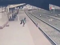 Raylara Düşen Çocuğu Son Anda Kurtardı