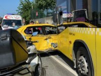 İ̇stanbul’da Feci Kaza: Taksi Önce İ̇ett Otobüsüne Sonra Direğe Çarptı