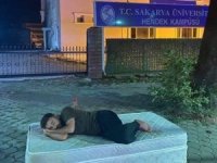 Ev Kiralarına Tepki İçin Üniversite Kapısına Yatak Koyup Yattılar