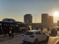 Başkentte Kaza Yapan Araç Otobüs Durağına Daldı: 4 Yaralı