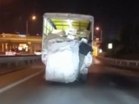 Pendik’te Kamyonete Asılan Vatandaşın Tehlikeli Yolculuğu Kamerada